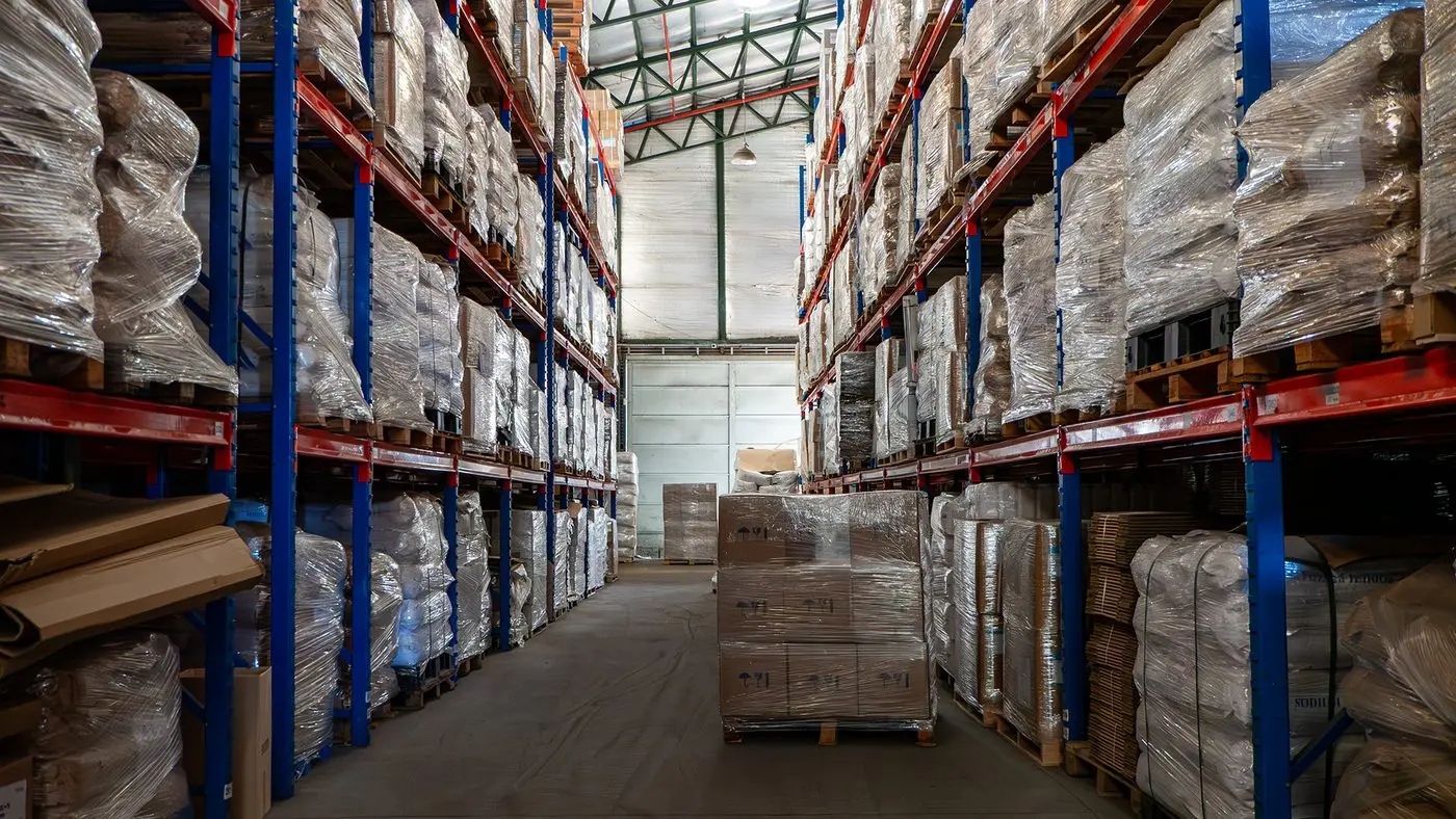 Pasillo central del depósito de SPP con racks de alta densidad y pallets preparados