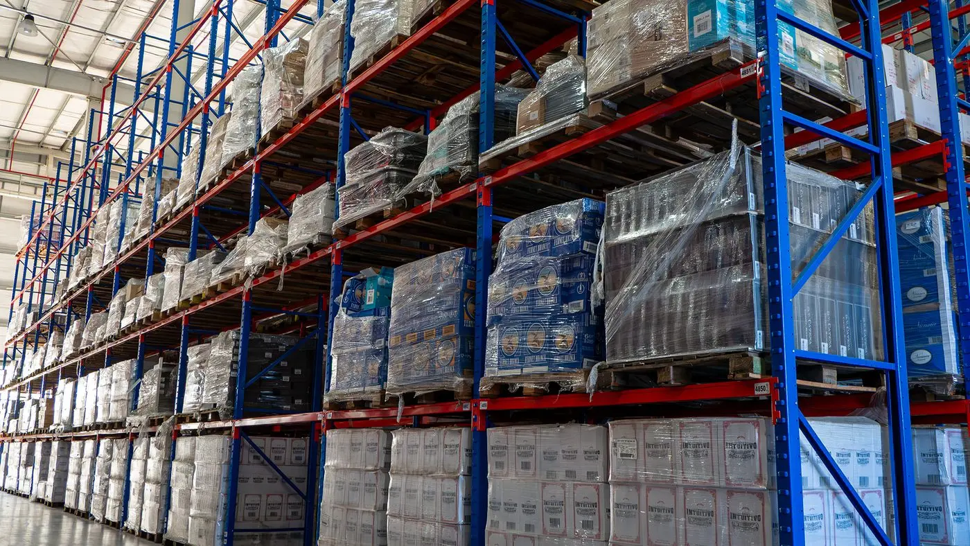 Racks de alta densidad con pallets estibados en el depósito de SPP